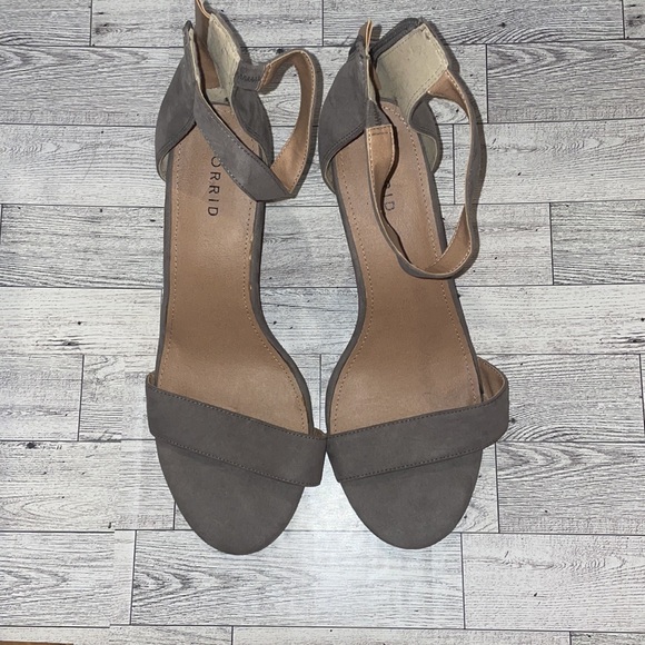 Torrid Grey Strapped Wedge Heal Sie 10.5 - Picture 2 of 7